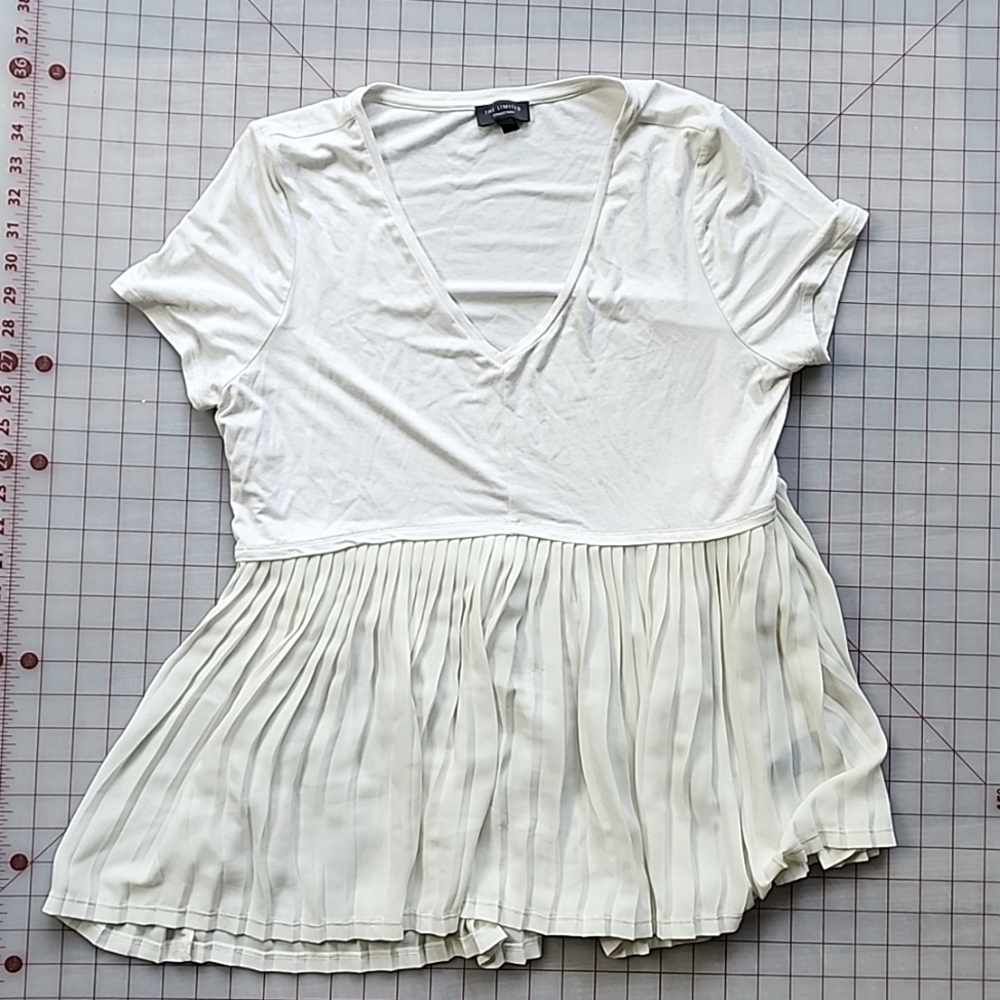 The Limitted Strechy white  Top pleated offers Wellcome 👌